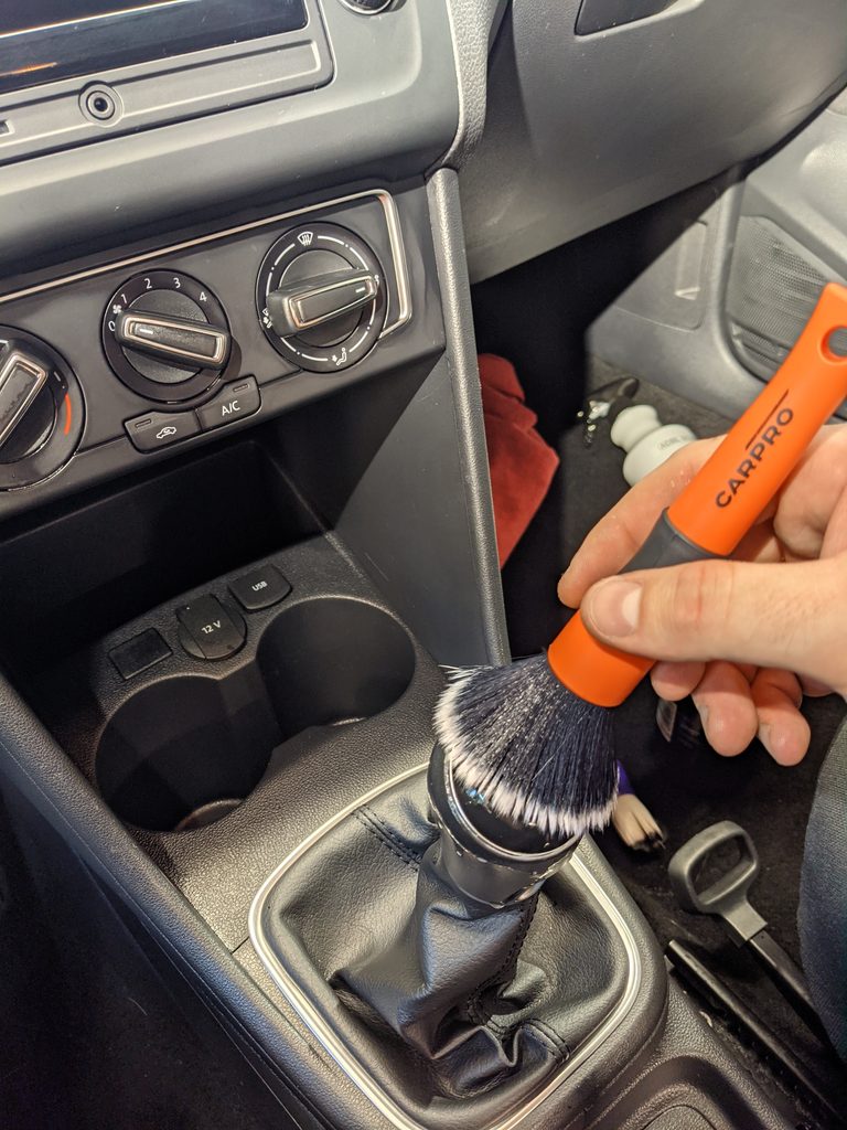 Detailing wnętrza Milanówek – czyszczenie konsoli samochodu w PAN DETAILER